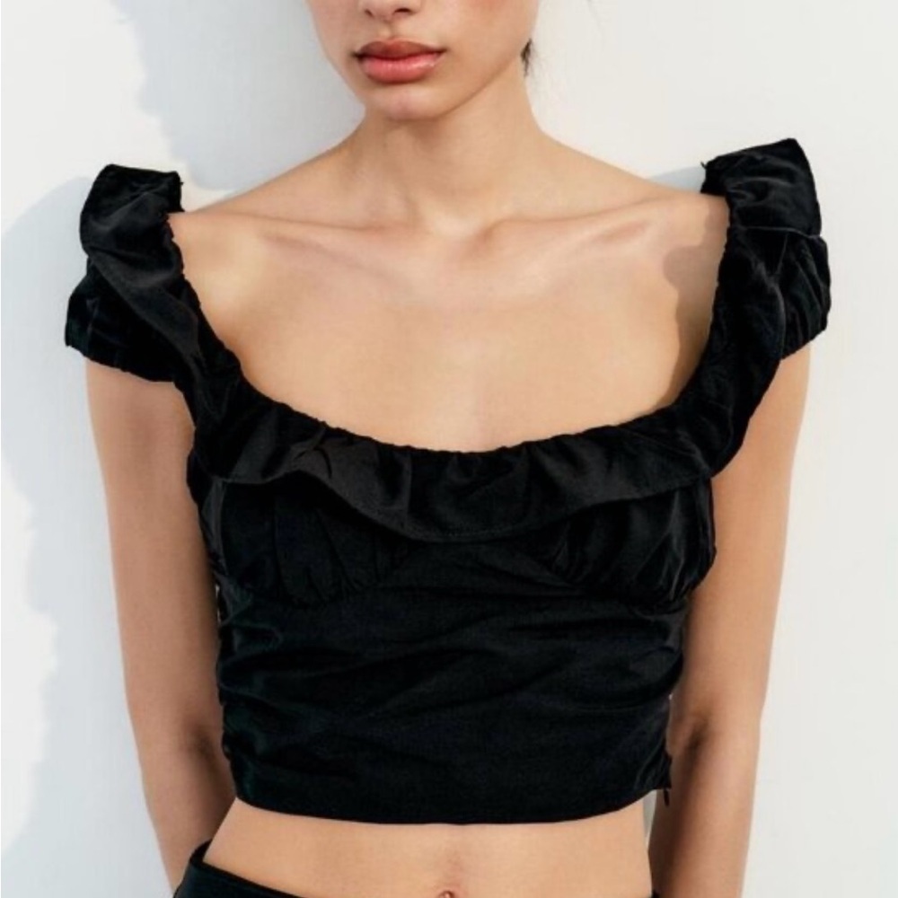 🖤Zara off-the-shoulder crop top with ruffled sleeves and a ruched bust🖤SZ M🖤NWT